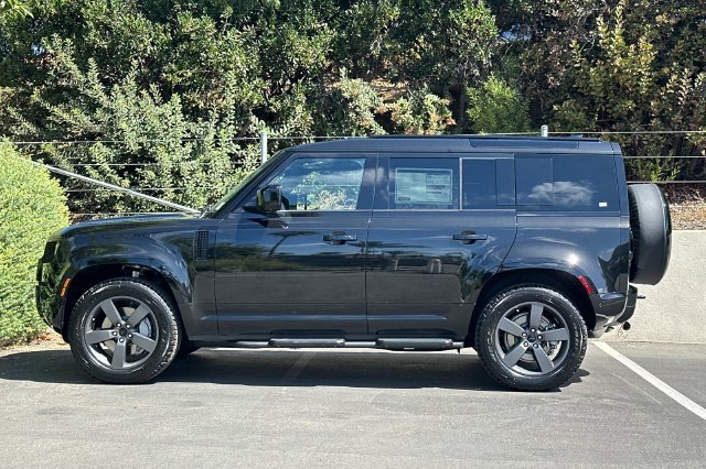 New 2026 Santorini Black Land Rover X-Dynamic SE image 2