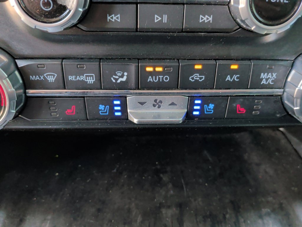 Used 2023 Oxford White Ford Lariat image 28