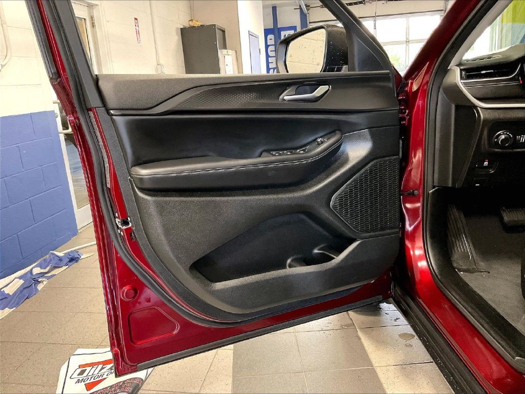 Used 2023 Red Jeep Laredo image 9