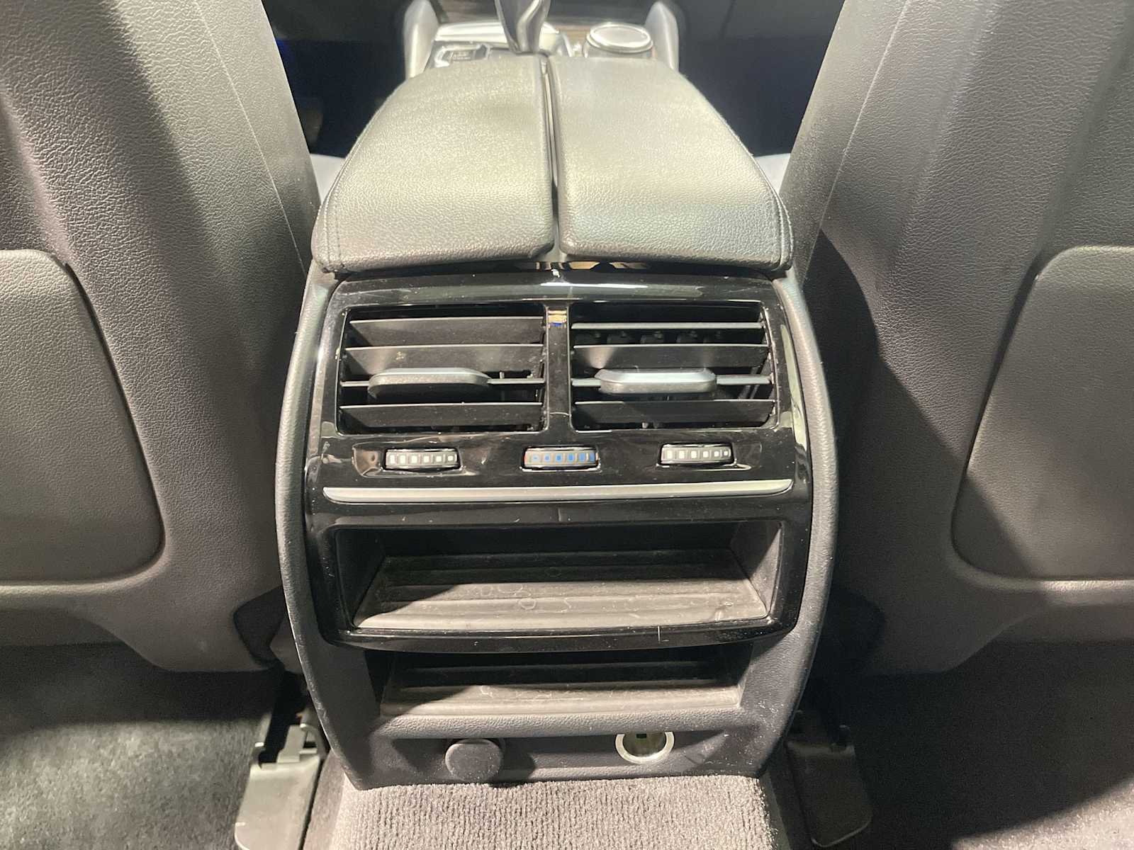 Used 2018 White BMW 530e xDrive iPerformance image 25