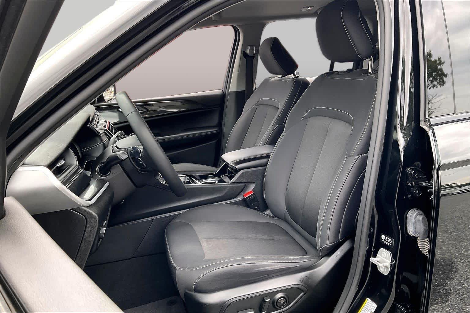 Used 2023 Diamond Black Crystal Pearlcoat Jeep Laredo image 7