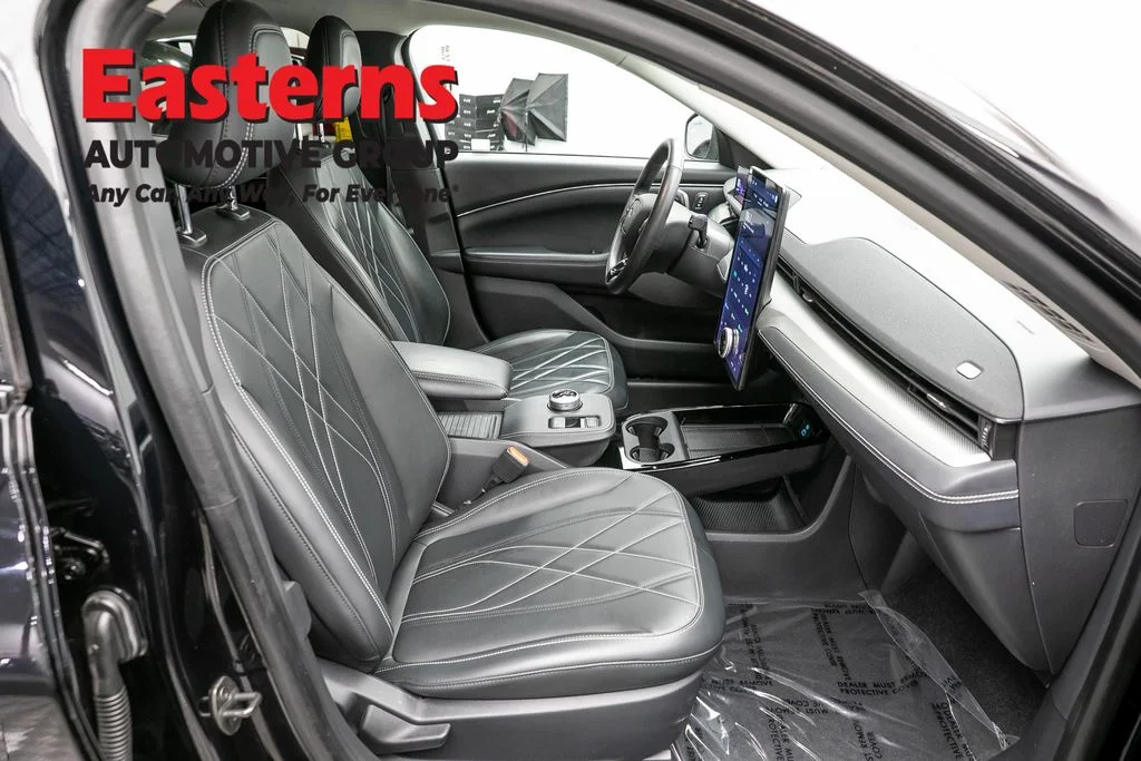 Used 2021 Black Ford Select image 23