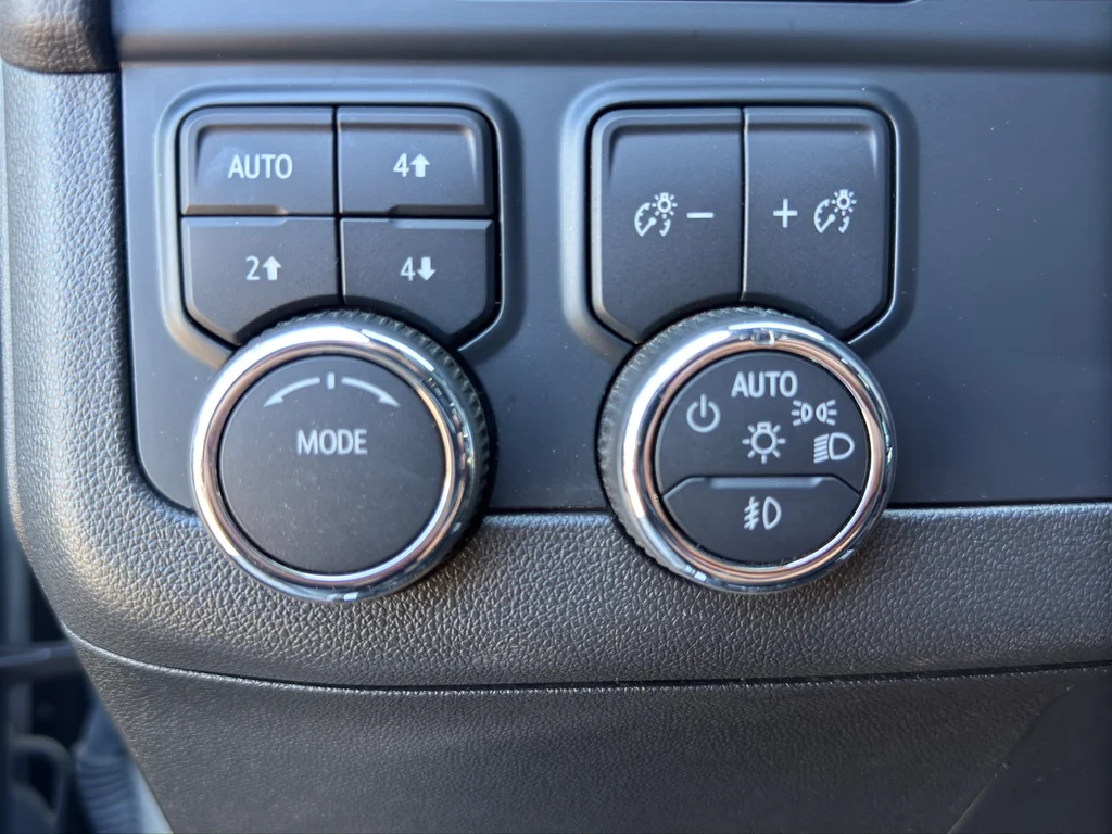 Used 2025 Gray Chevrolet Z71 image 21