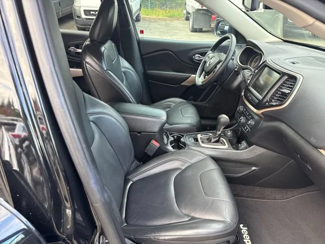 Used 2018 Diamond Black Crystal Pearlcoat Jeep Limited image 9