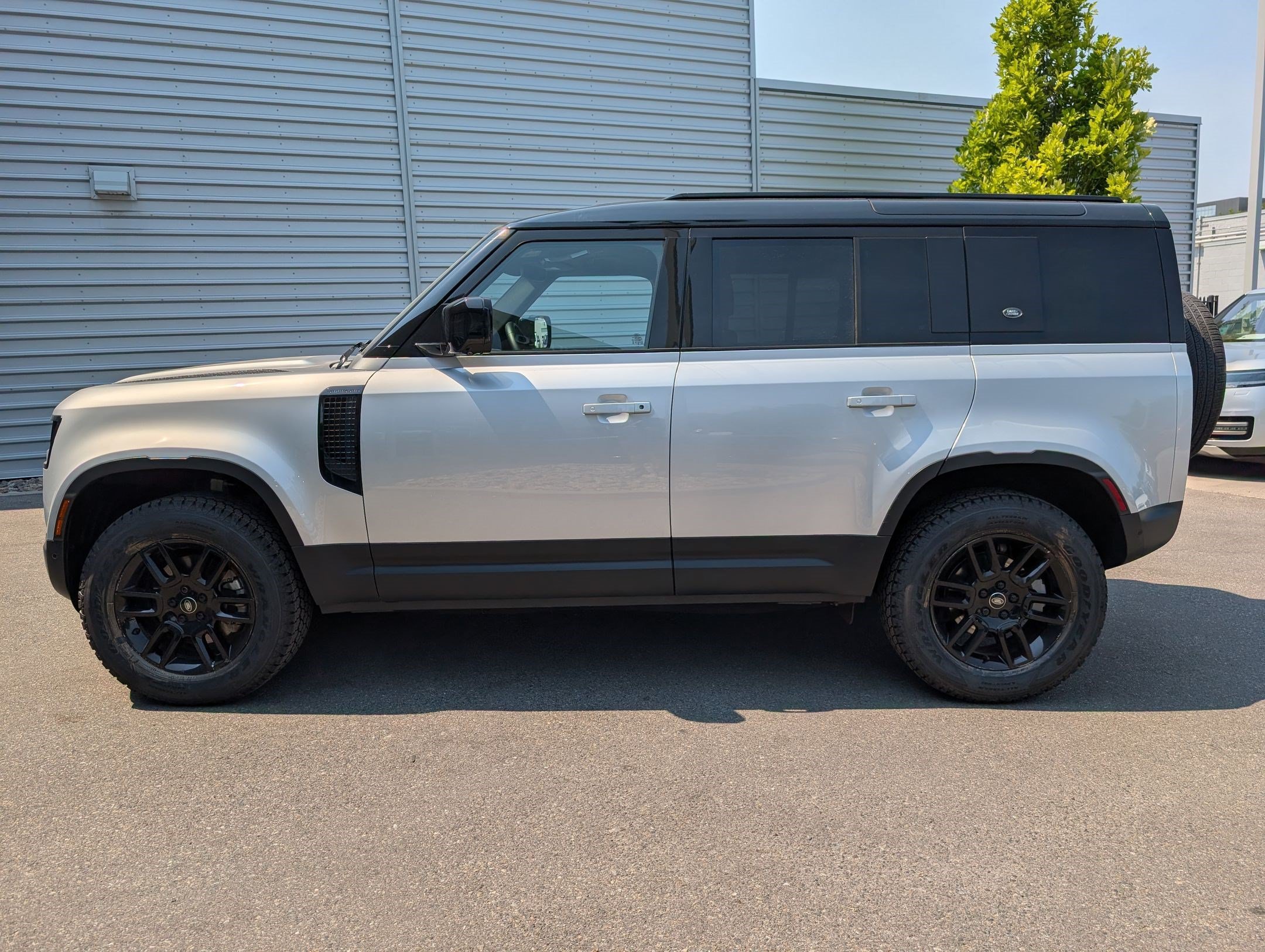 Used 2023 Hakuba Silver Metallic Land Rover 110 S AWD image 7