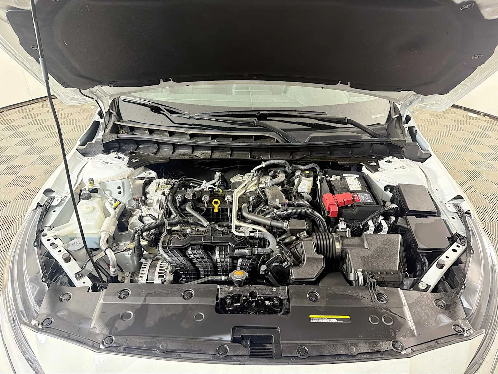 Certified Used 2025 Glacier White Nissan S image 25