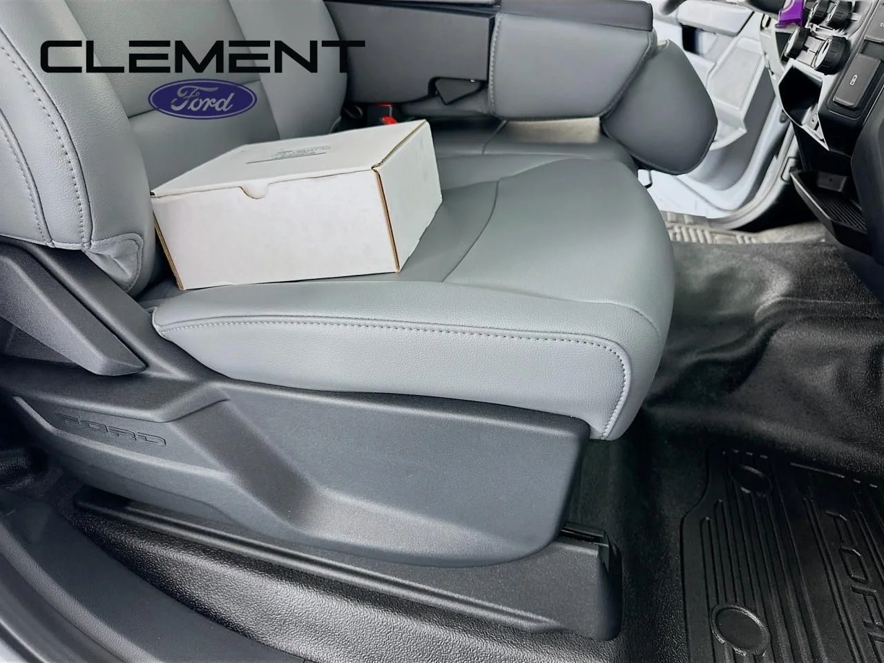 New 2025 Oxford White Ford F-450® XL image 22