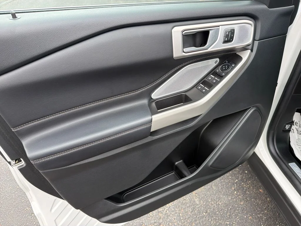 Used 2023 White Ford Limited image 10