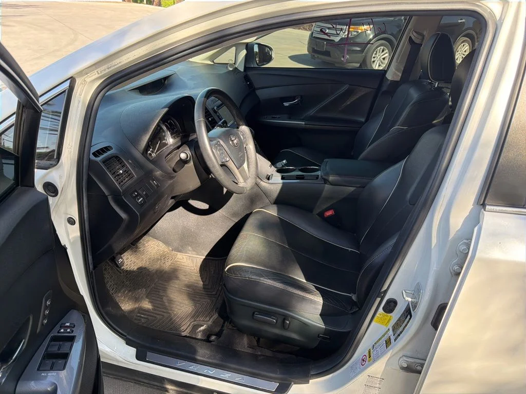 Used 2013 White Toyota XLE image 5