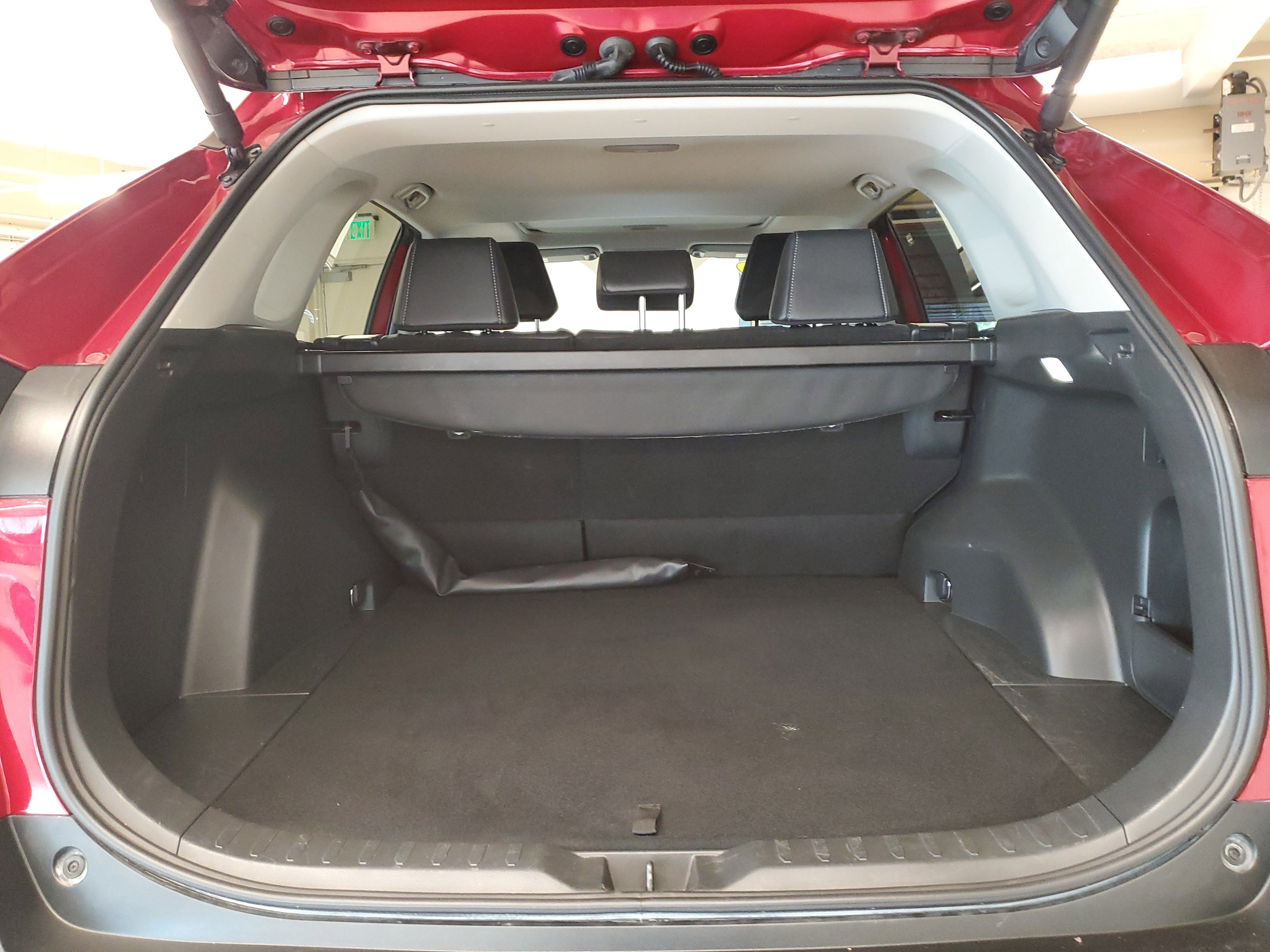 Used 2025 Pearl Toyota XLE Premium image 9