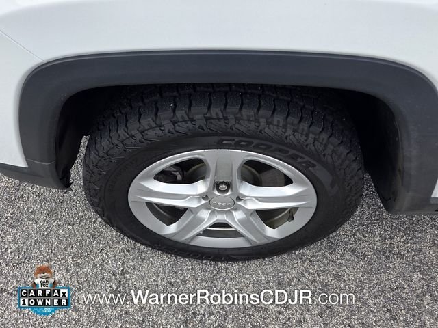 Used 2023 White Jeep Latitude image 20