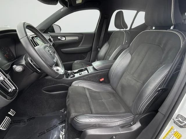 Used 2019 White Volvo R-Design image 15