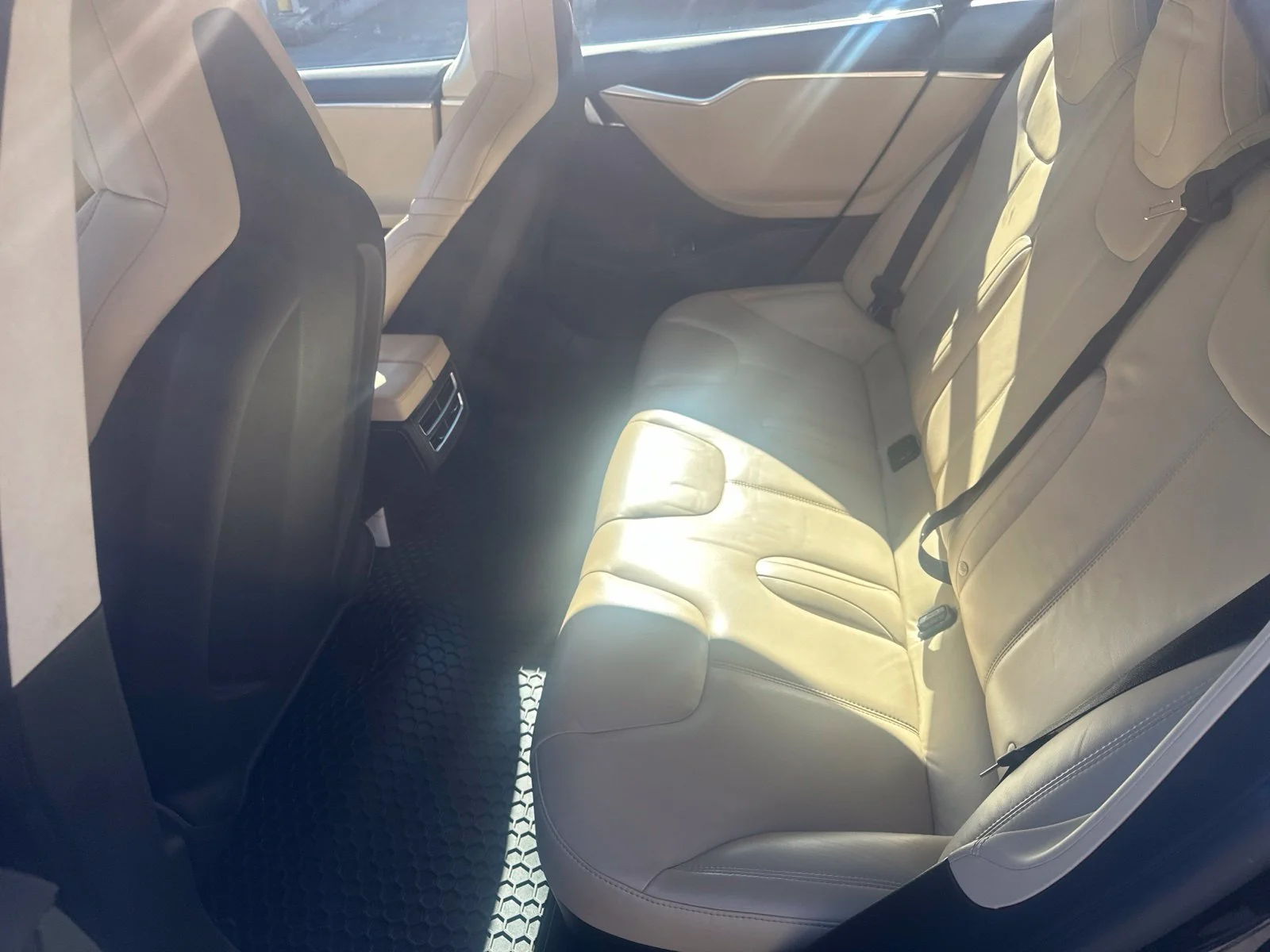 Used 2016 Obsidian Black Metallic Tesla  image 9