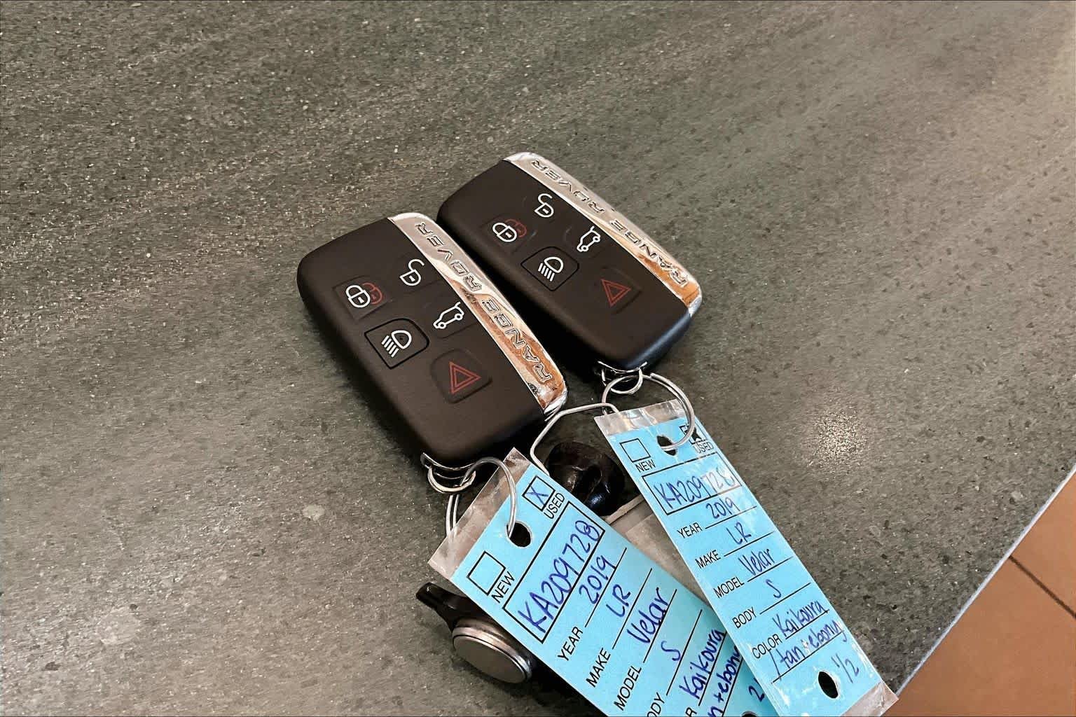 Used 2019 Kaikoura Stone Metallic Land Rover S image 15