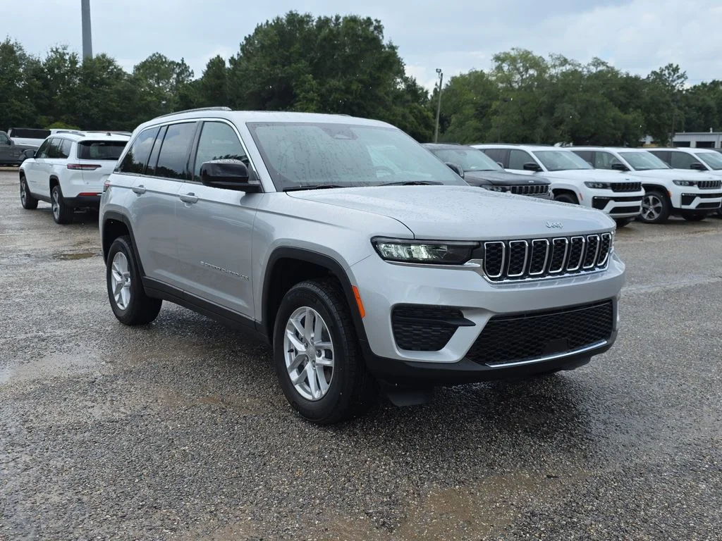 New 2026 Silver Zynith Exterior Paint Jeep Laredo X image 8