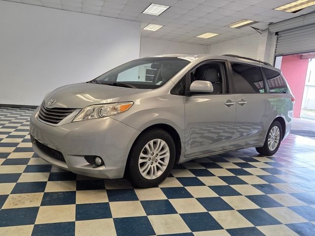 Used 2013 Silver Toyota XLE image 3