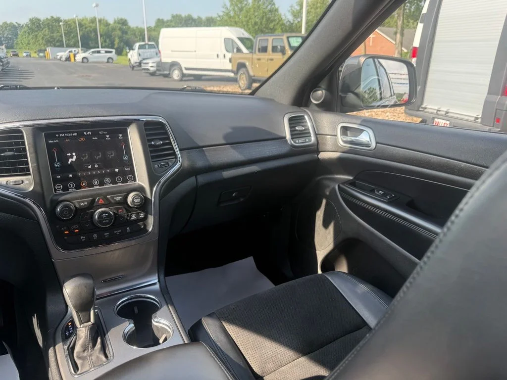Used 2018 Gray Jeep Altitude image 38