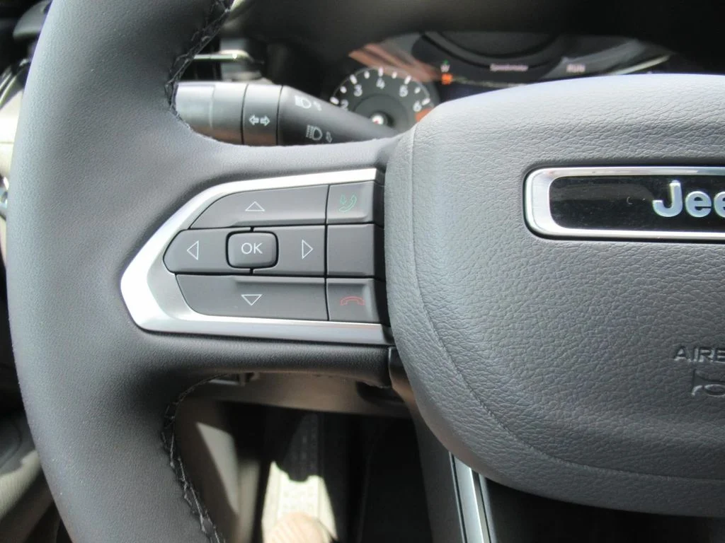 New 2026 Diamond Black Crystal Pearl-Coat Exterior Paint Jeep Latitude Altitude image 23