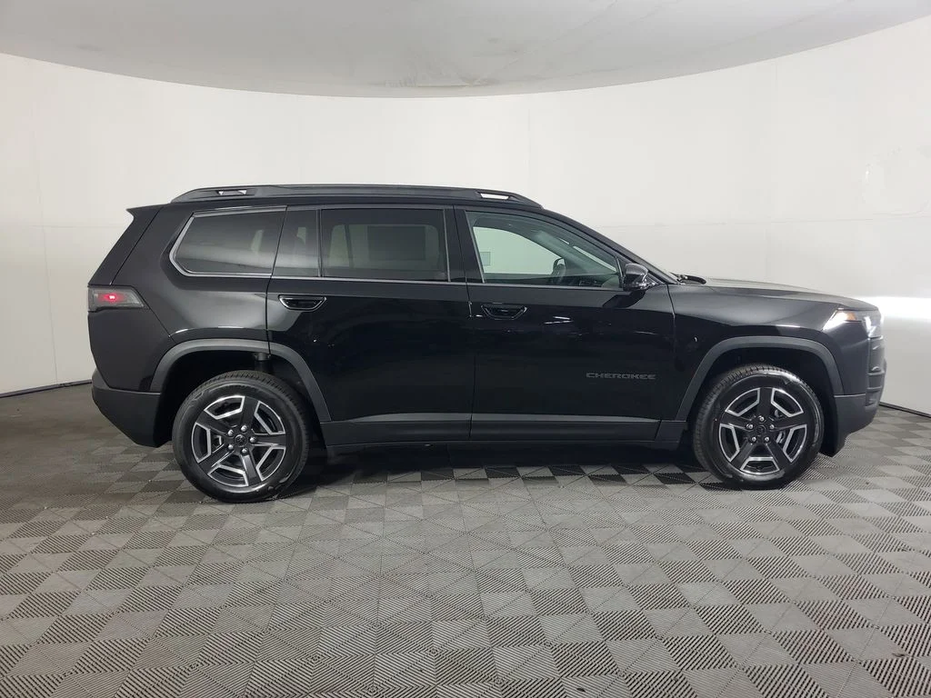 New 2026 Diamond Black Crystal Pearl-Coat Exterior Paint Jeep Limited image 3