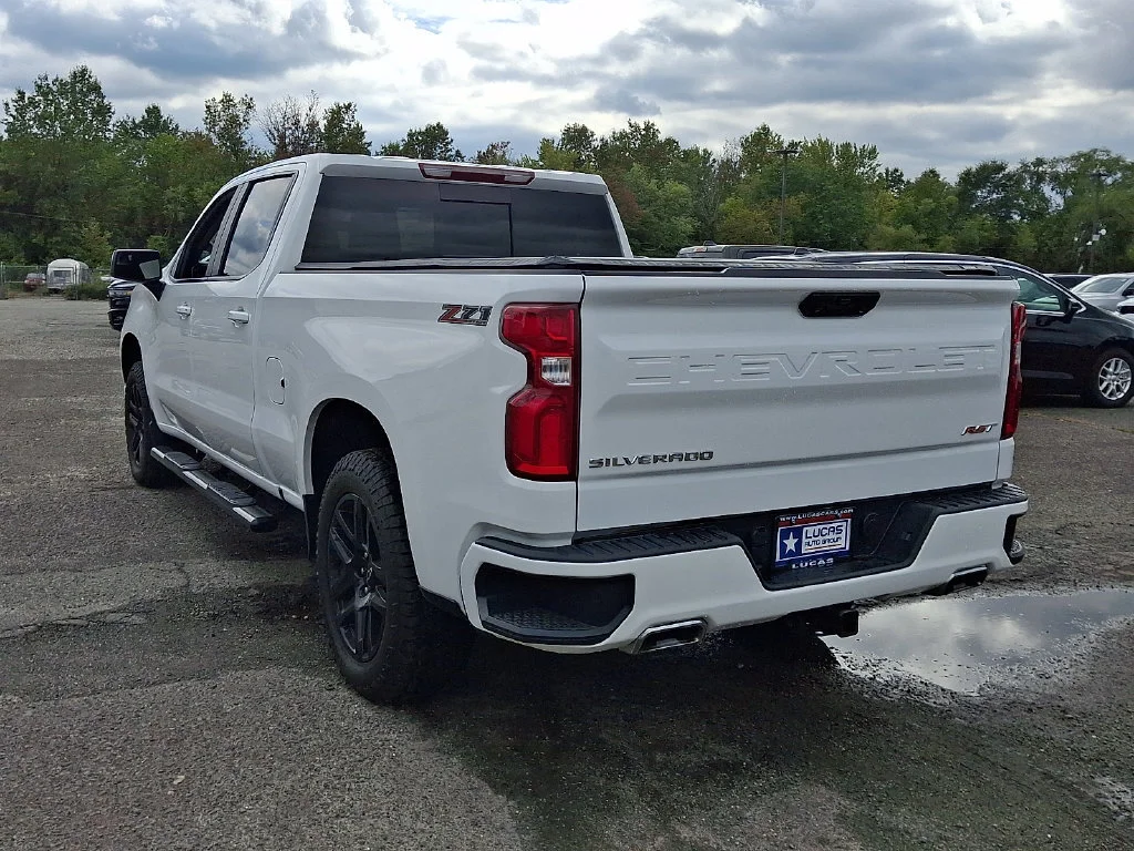 Used 2024 Summit White Chevrolet RST image 9