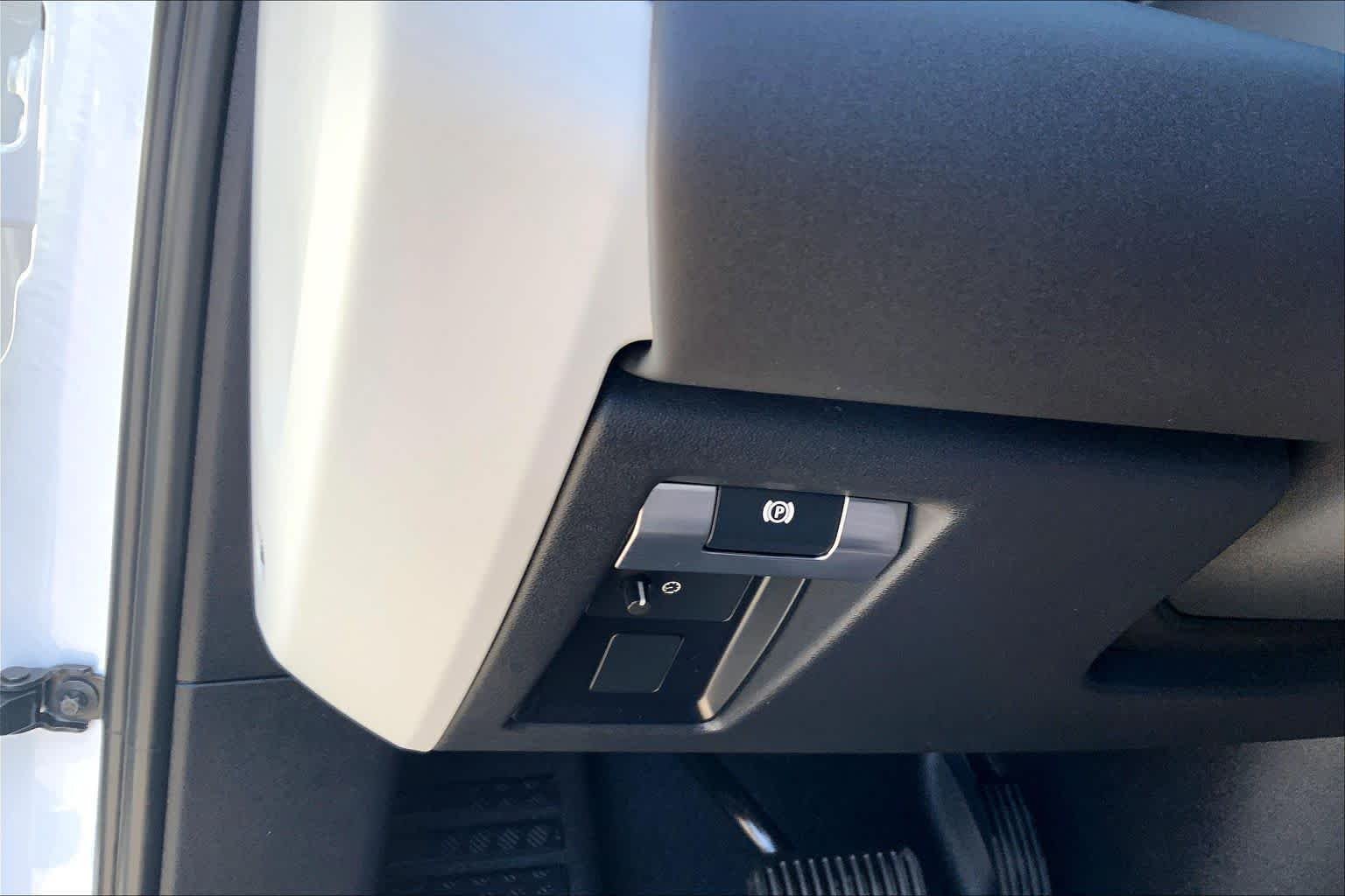 Used 2024 Fuji White Land Rover S image 33