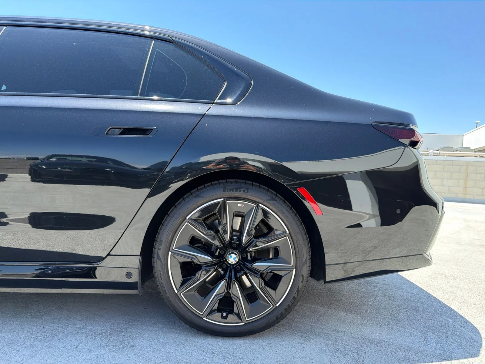 Certified Used 2023 Black Sapphire Metallic BMW xDrive60 image 5