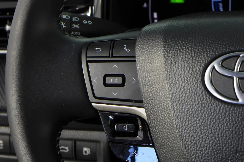 Used 2025  Toyota SE image 29