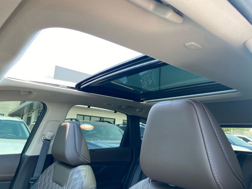Used 2025 White Nissan Platinum image 19