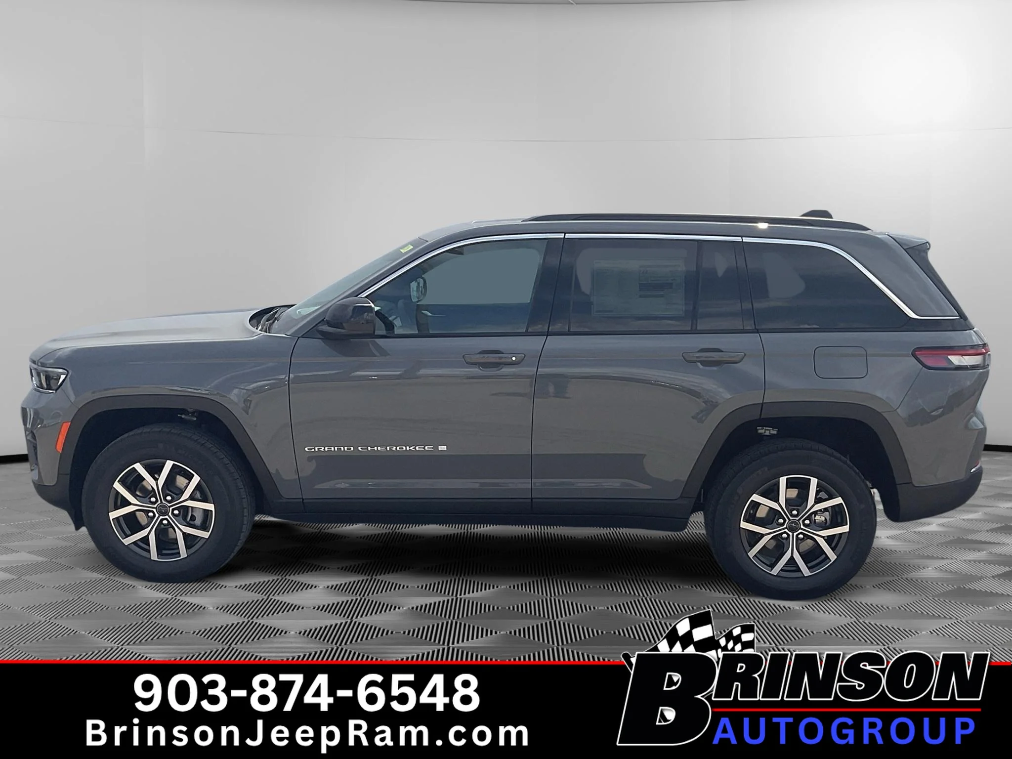 New 2027 Sting-Gray Clearcoat Jeep Laredo X image 3