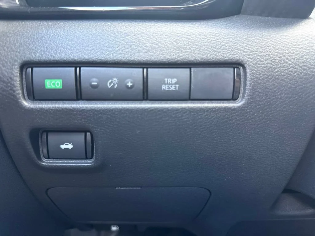 Used 2025 White Nissan SV image 22