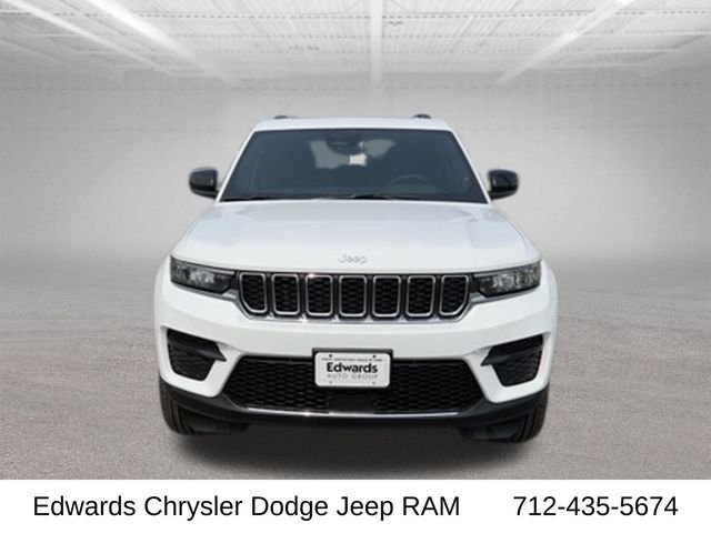 New 2026 Bright White Clear-Coat Exterior Paint Jeep Laredo X image 2