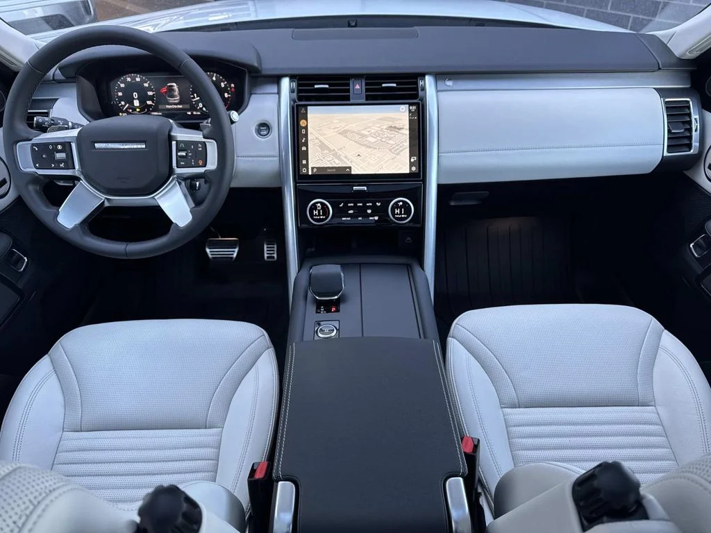 Certified Used 2025 White Land Rover Dynamic SE image 17