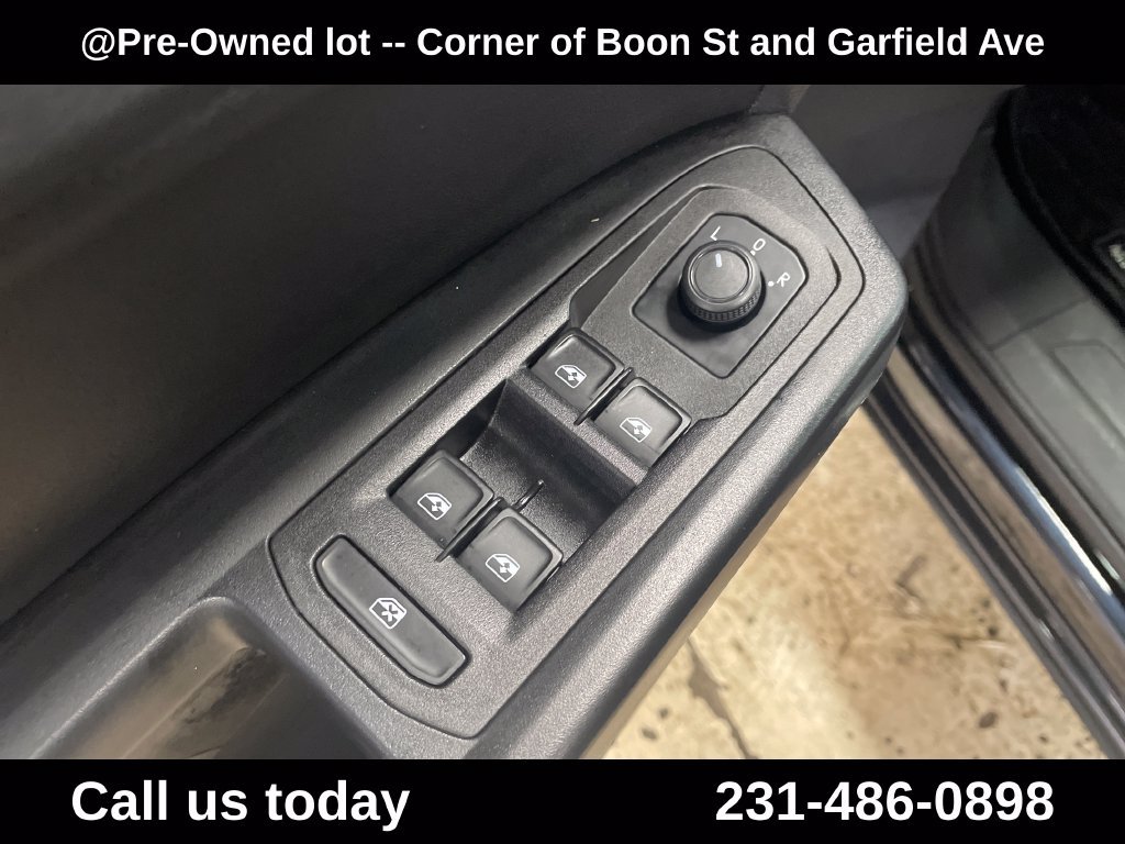 Used 2021 Black Volkswagen 3.6L V6 SE w/Technology image 15