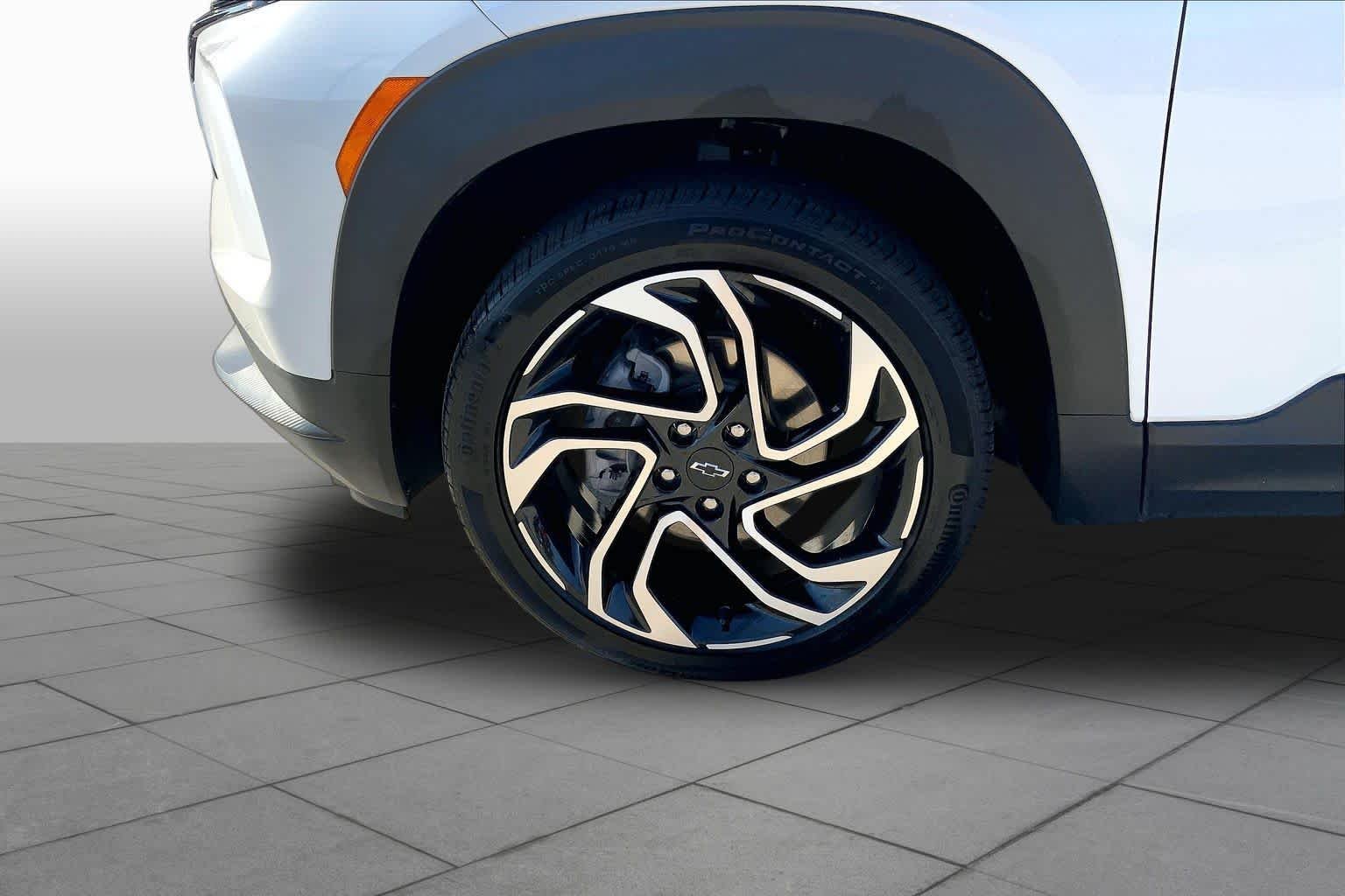Used 2025 Iridescent Pearl Tricoat Chevrolet RS image 11