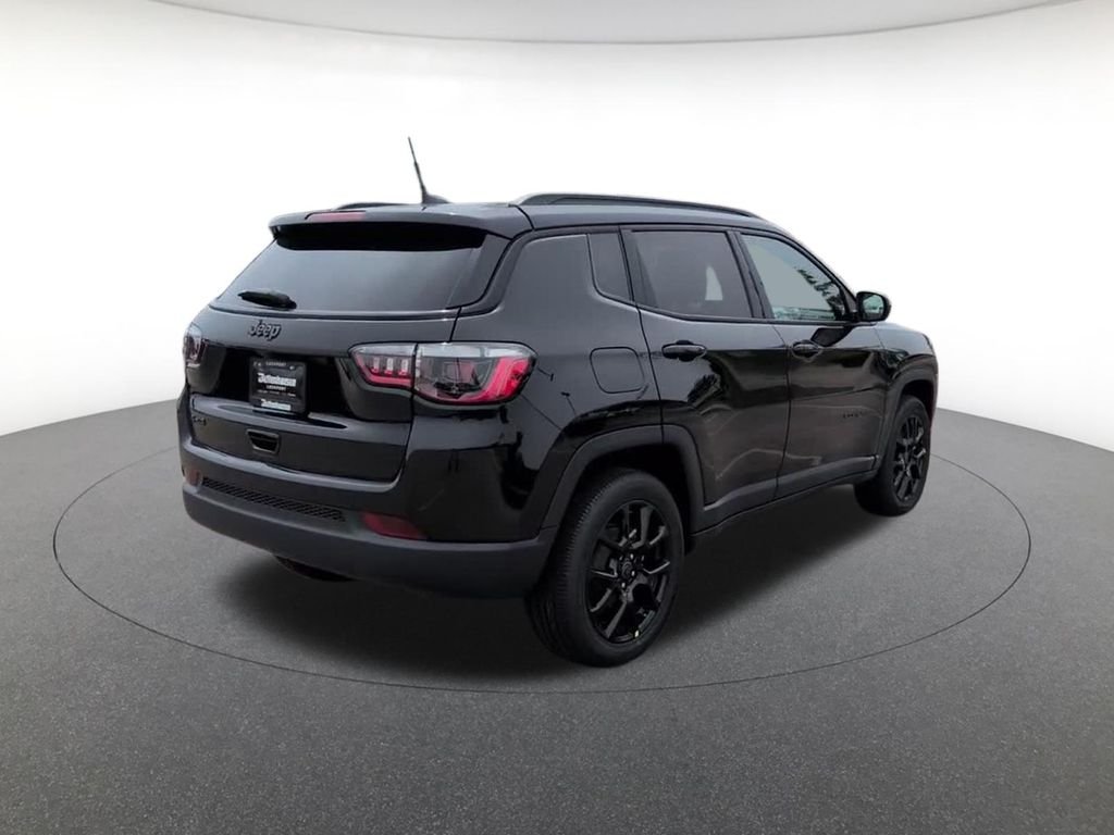 New 2026 Diamond Black Crystal Pearl-Coat Exterior Paint Jeep Latitude image 4