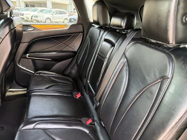 Used 2015 White Lincoln Base image 23