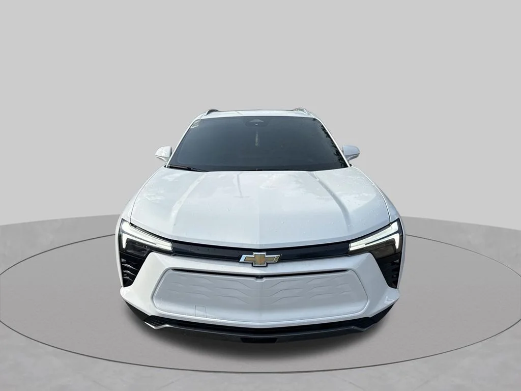 Used 2024 Summit White Chevrolet LT image 11
