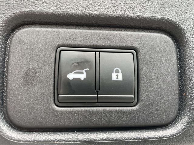 Used 2022 Scarlet Nissan SL image 10