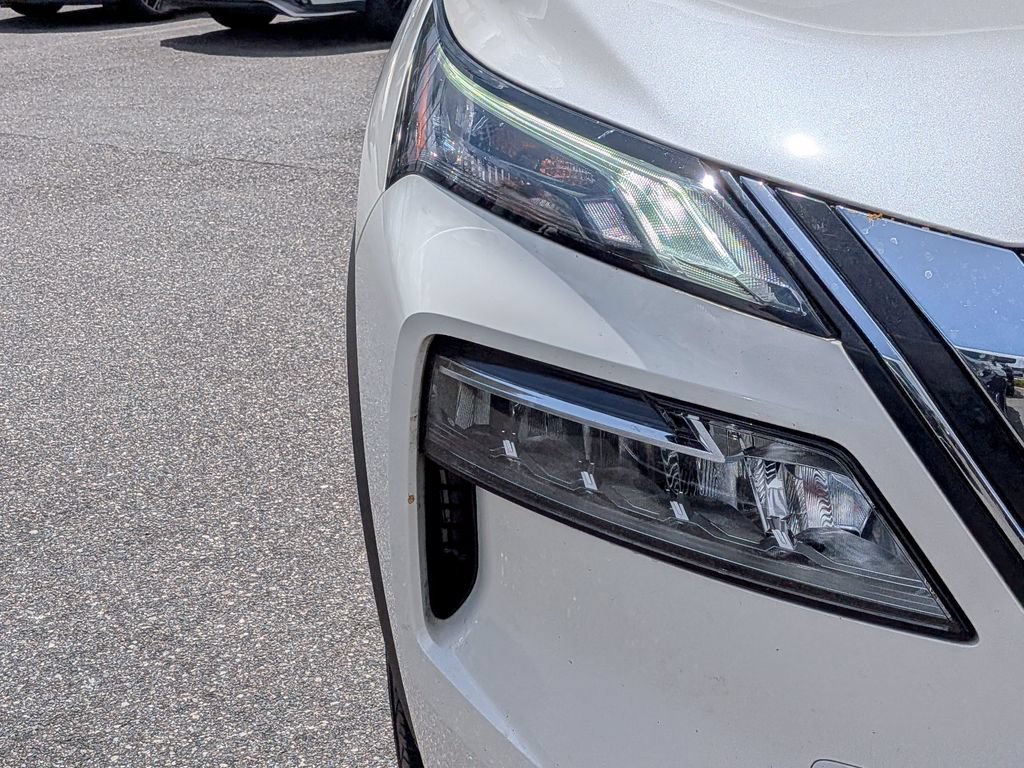 Used 2021 White Nissan SV image 9
