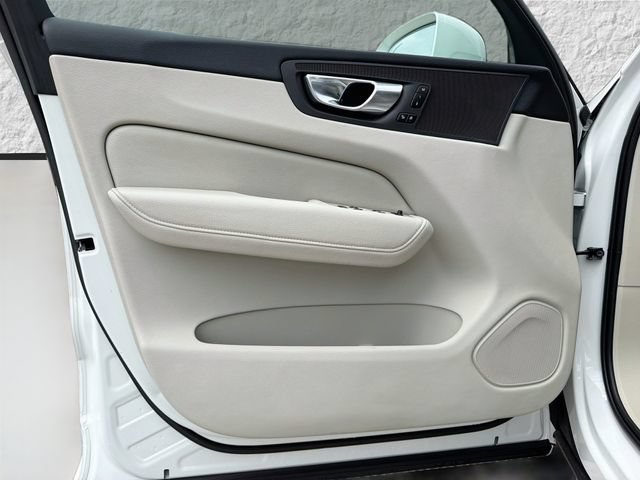 Used 2022 Ice White Volvo Momentum image 21