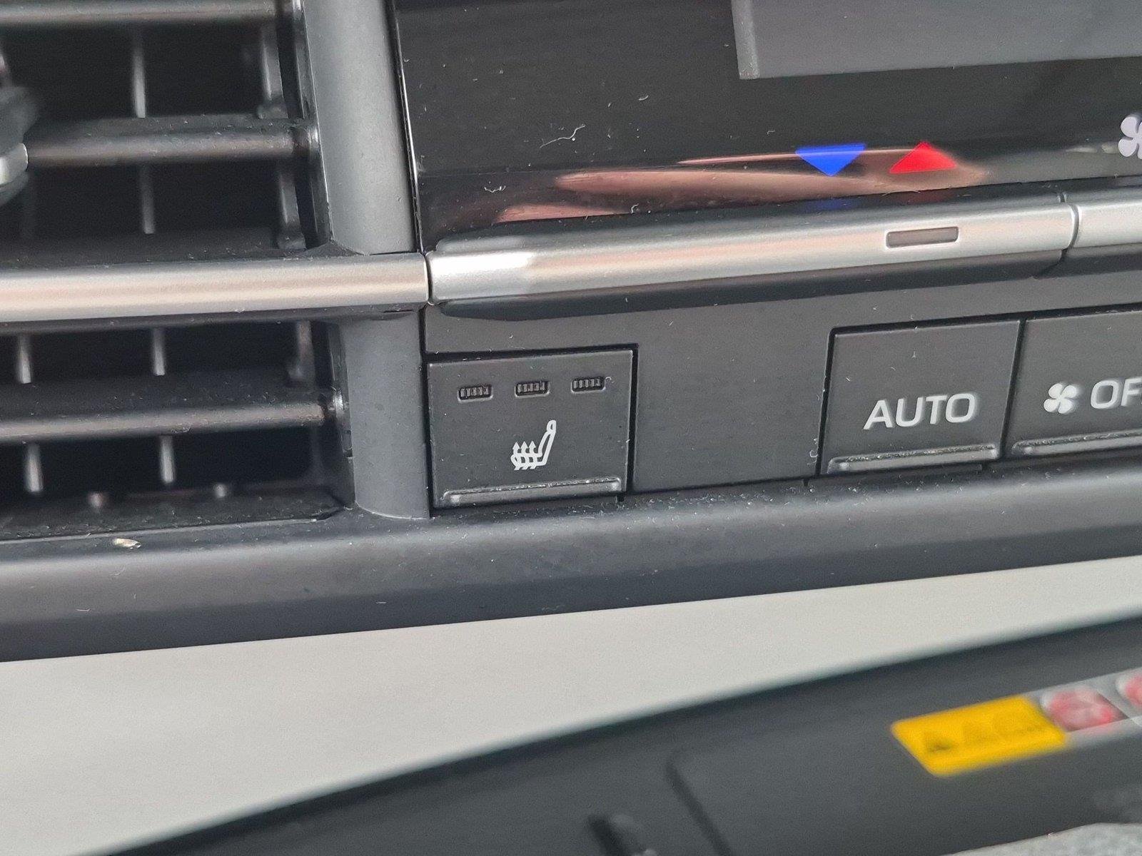 Used 2025 Wind Chill Pearl Toyota XLE image 27