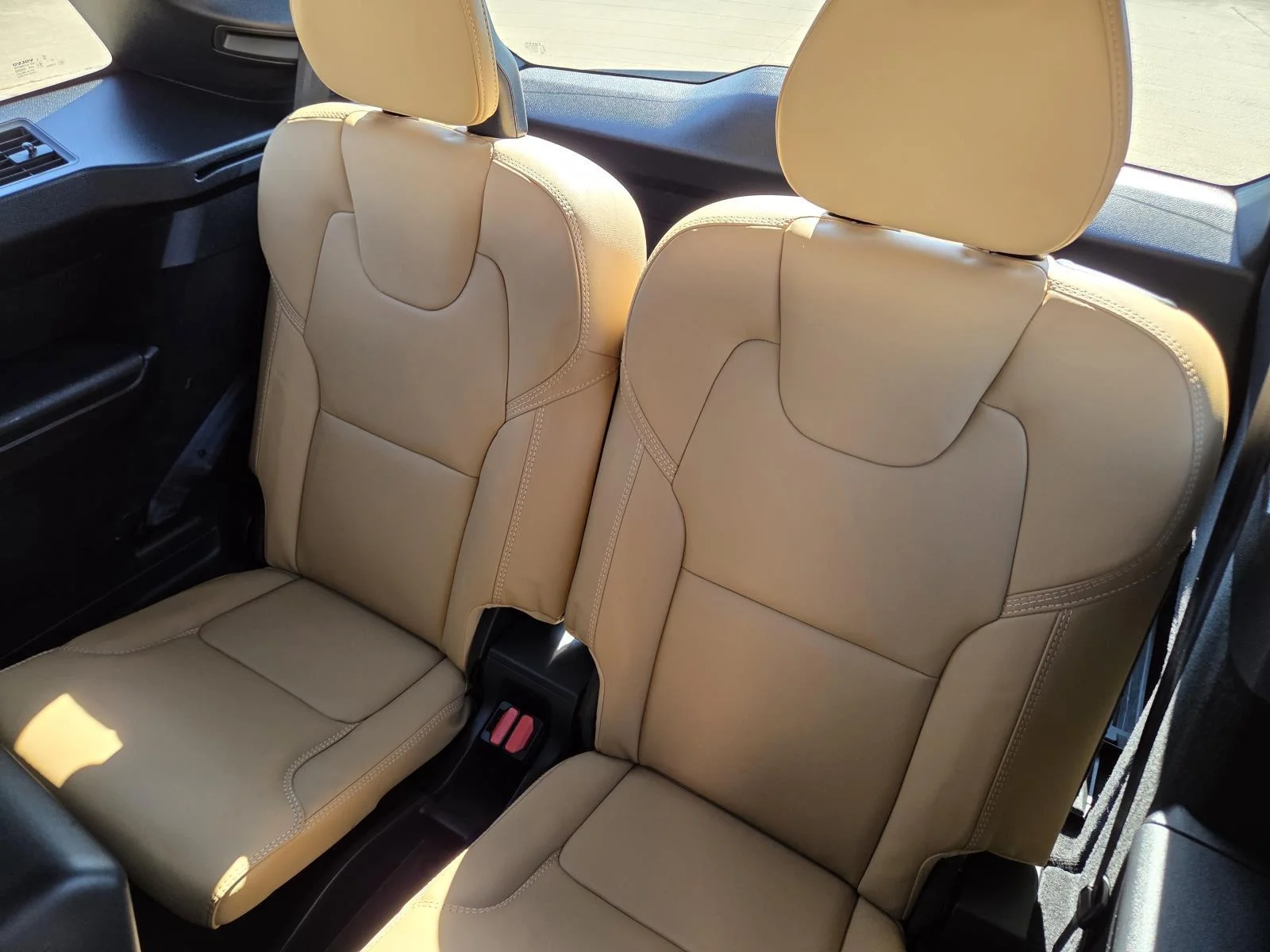Used 2025 Crystal White Metallic Volvo Ultra image 37