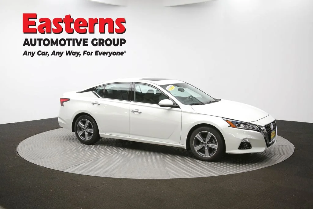 Used 2022 White Nissan 2.5 SL image 46