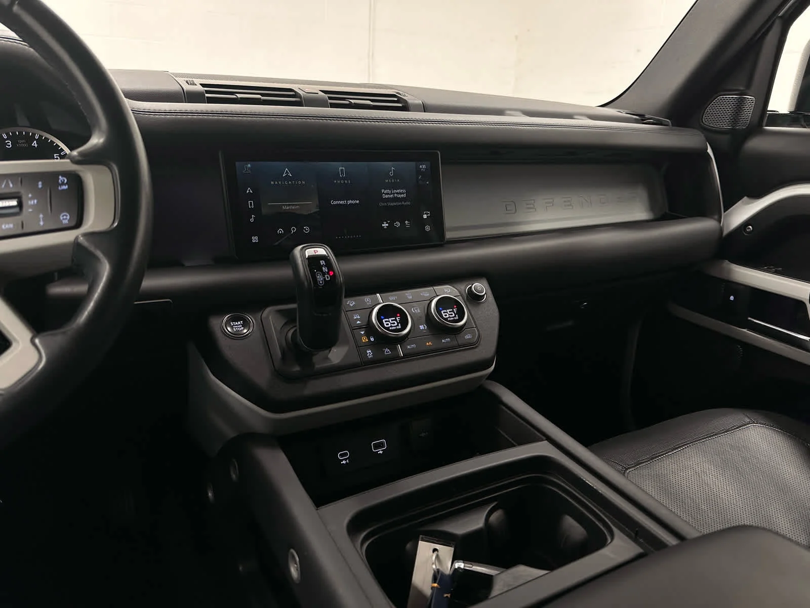 Used 2023 Fuji White Land Rover X-Dynamic SE image 28