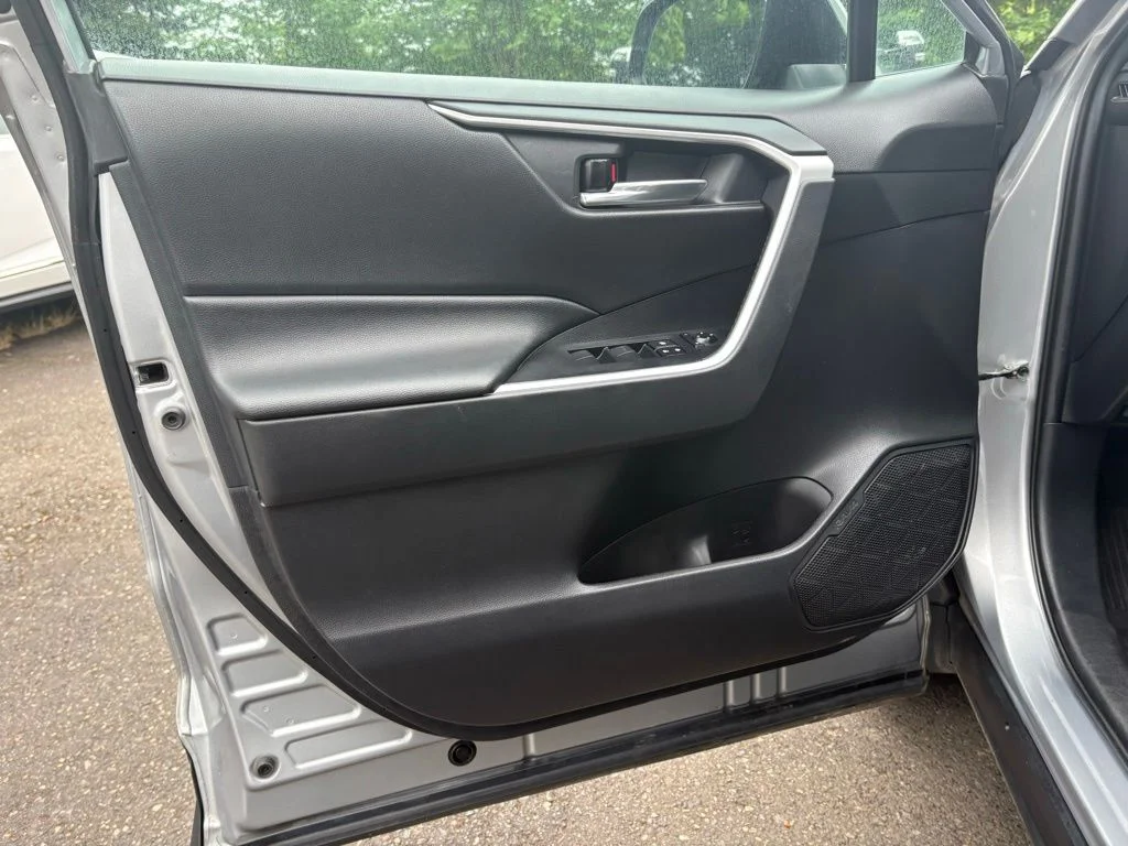 Used 2021 Silver Toyota XLE image 11