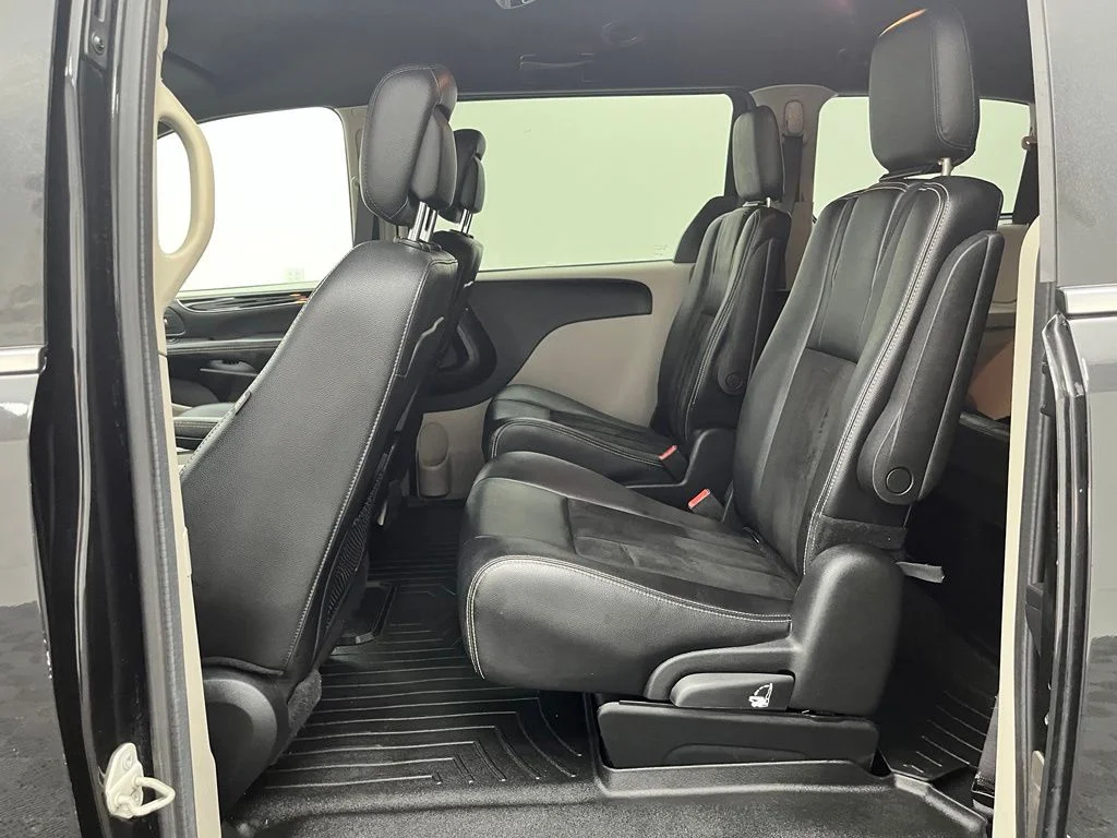Used 2019 Black Dodge SXT image 38