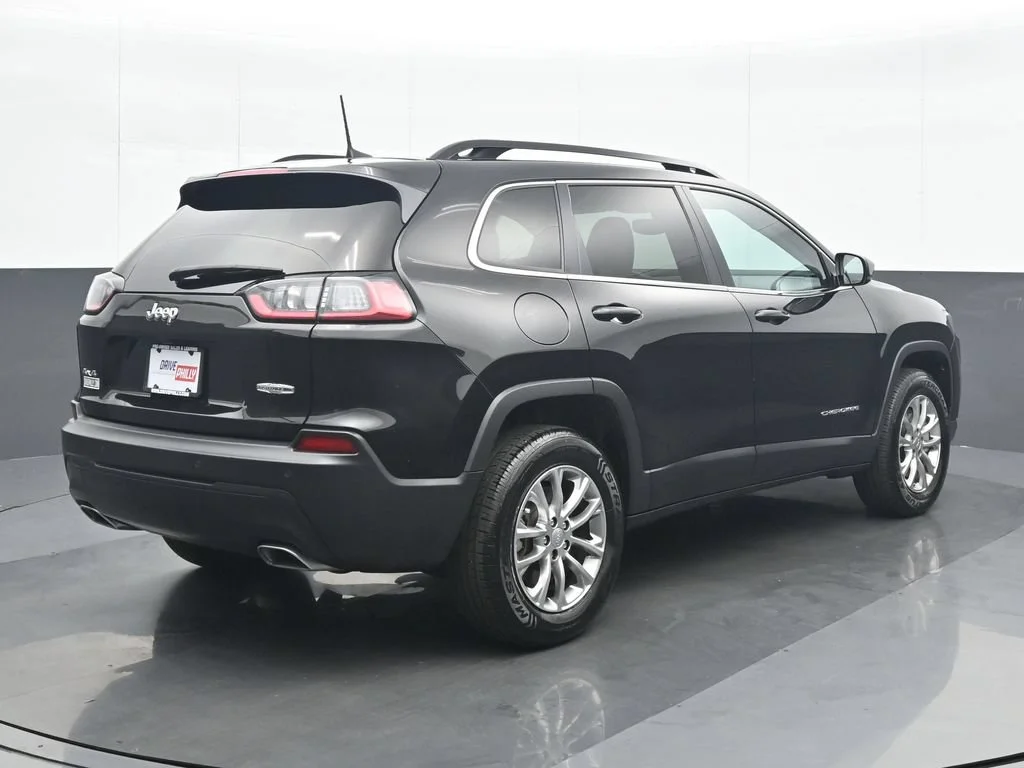 Used 2022 Black Jeep Latitude Lux image 6