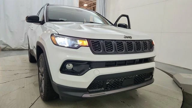 New 2026 Bright White Clear-Coat Exterior Paint Jeep Limited image 16