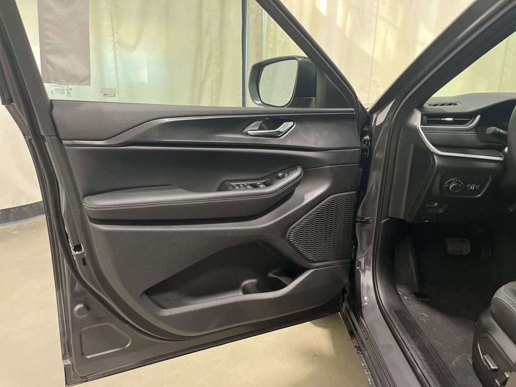 Used 2025 Baltic Gray Metallic Clearcoat Jeep Laredo X image 9