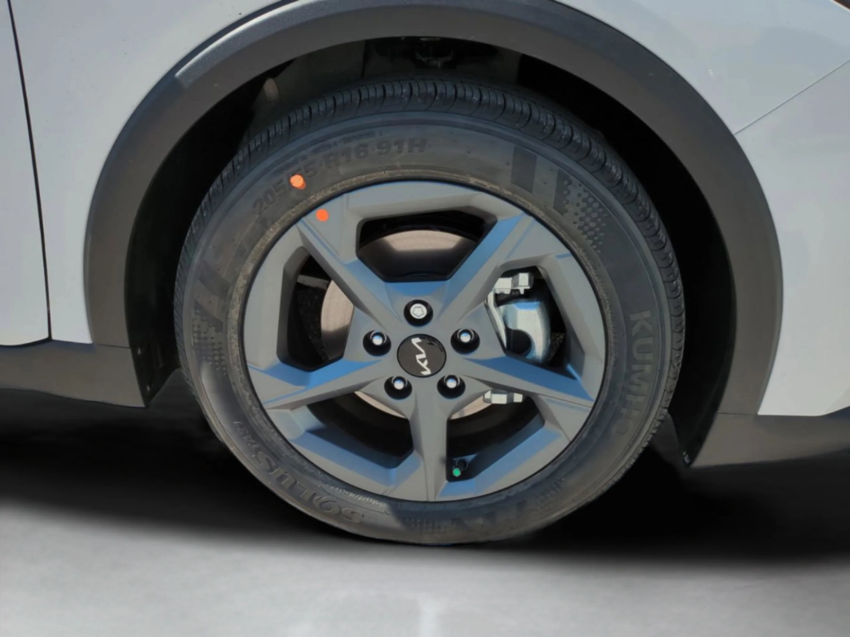New 2026 Snow White Pearl Kia LXS image 23